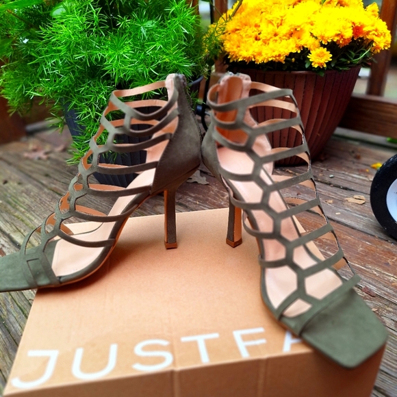 New Stiletto High Heels in light hunter green! Size 10. - Picture 4 of 4